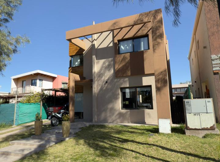 Casa · 190m² · 4 Ambientes · 1 Cochera