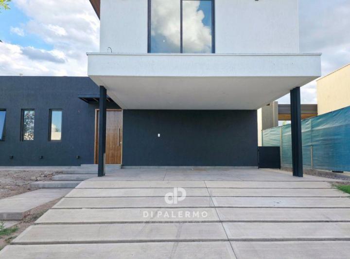 Casa · 250m² · 6 Ambientes · 2 Cocheras