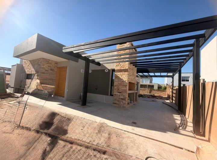Casa · 130m² · 3 Dormitorios · 2 Cocheras