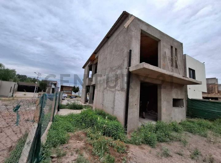 Casa · 220m² · 8 Ambientes · 2 Cocheras