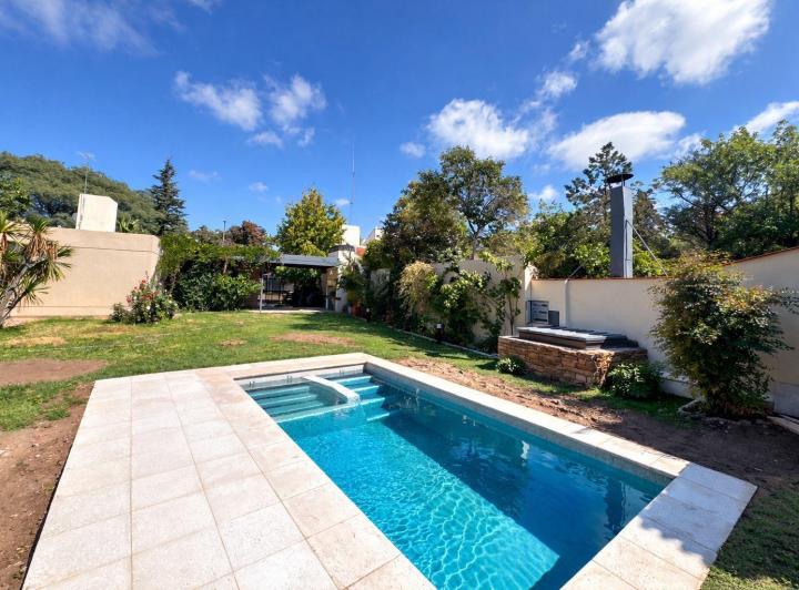 Casa · 300m² · 3 Dormitorios · 2 Cocheras