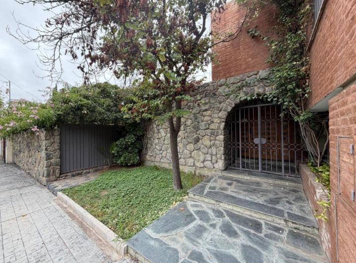 Casa · 570m² · 9 Ambientes · 3 Cocheras