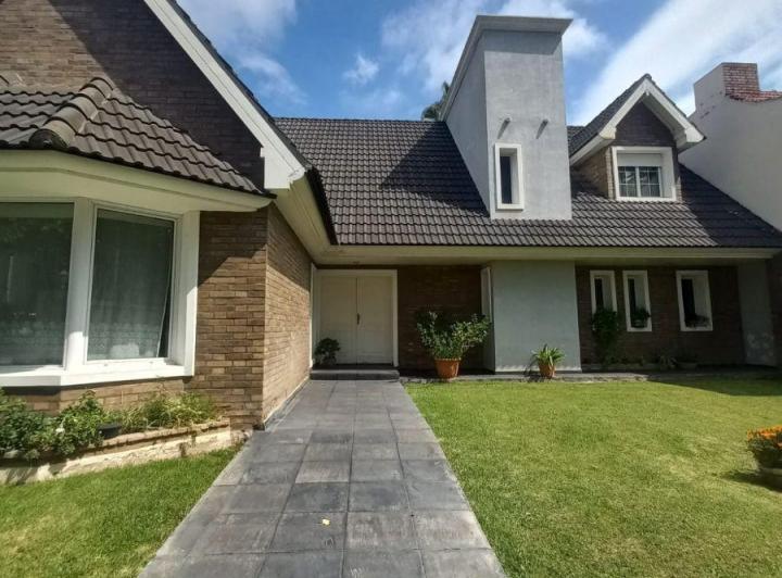 Casa · 580m² · 6 Ambientes · 2 Cocheras