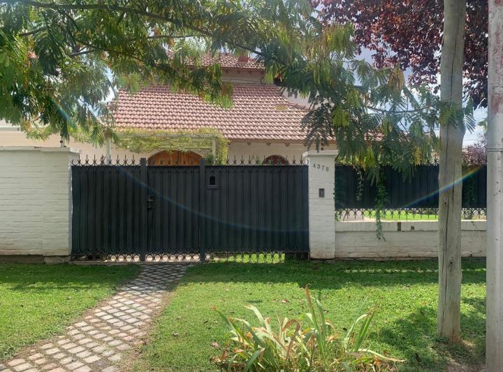 Casa · 240m² · 8 Ambientes · 1 Cochera