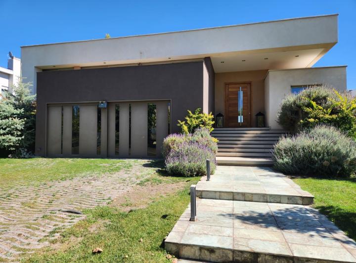 Casa · 486m² · 9 Ambientes · 4 Cocheras