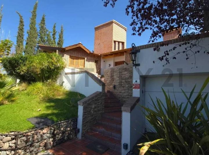 Casa · 410m² · 8 Ambientes · 2 Cocheras
