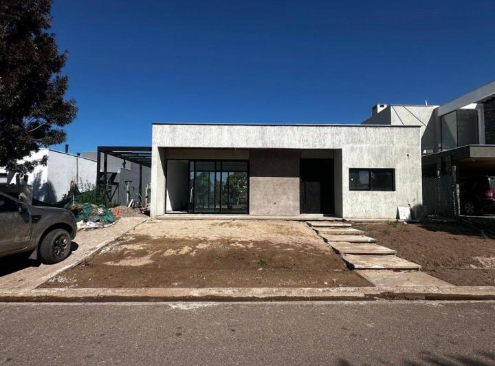 Casa · 205m² · 6 Ambientes · 2 Cocheras