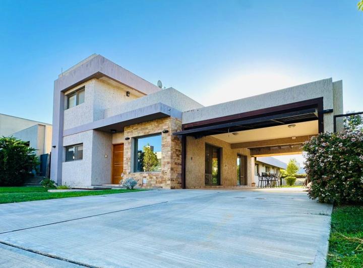 Casa · 240m² · 6 Ambientes · 3 Cocheras