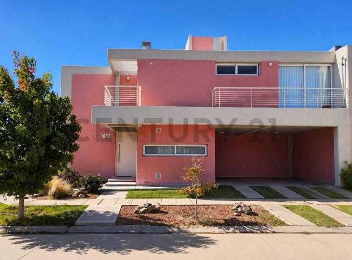 Casa · 255m² · 8 Ambientes
