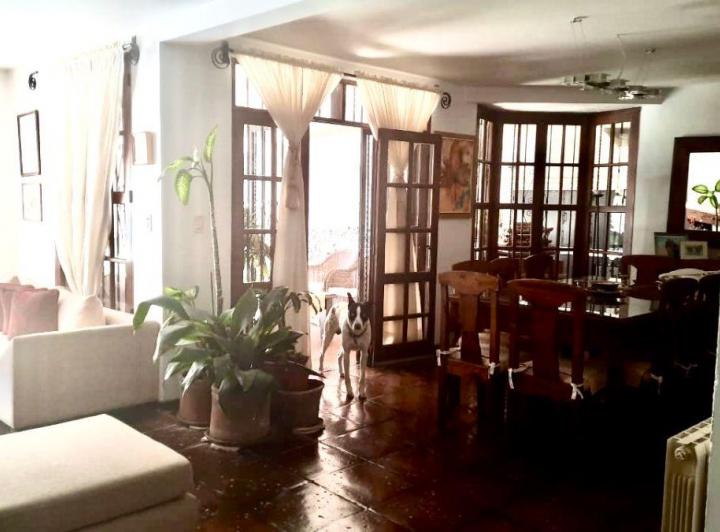 Casa · 300m² · 6 Ambientes · 1 Cochera