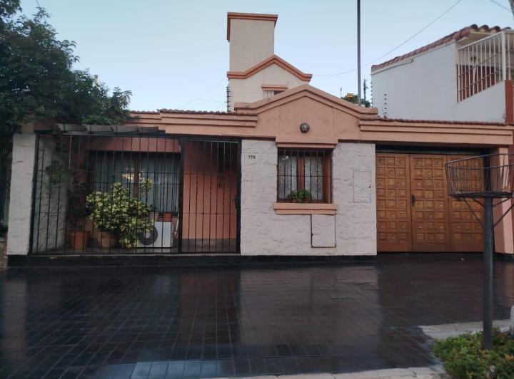 Casa · 210m² · 6 Ambientes · 1 Cochera