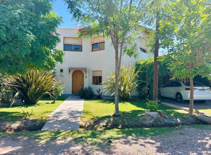 Casa · 233m² · 4 Ambientes · 1 Cochera