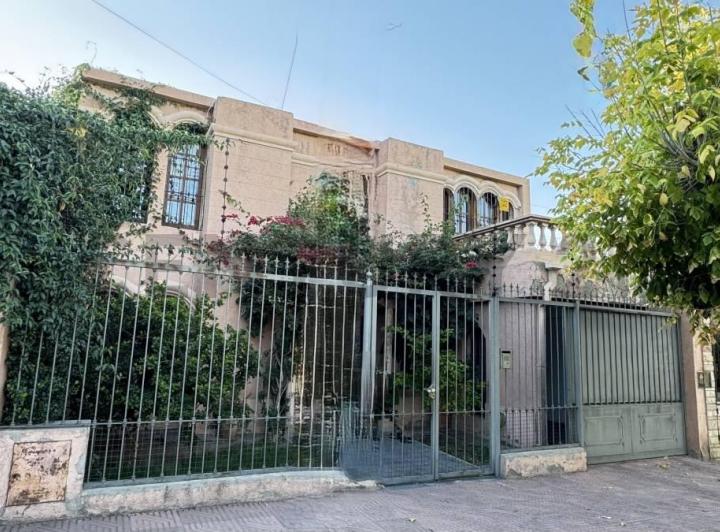 Casa · 221m² · 7 Ambientes · 1 Cochera