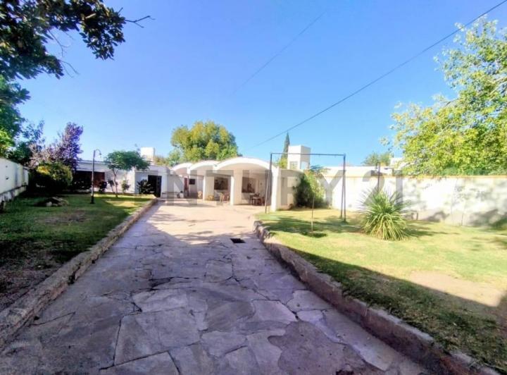 Casa · 313m² · 6 Ambientes · 3 Cocheras