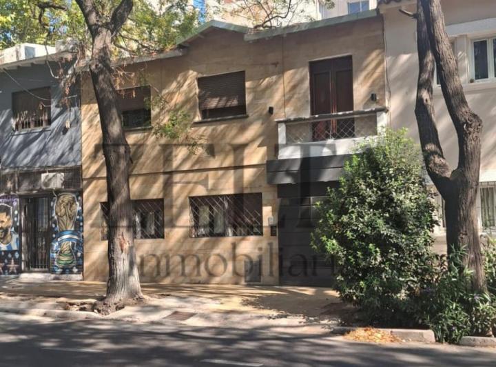 Casa · 220m² · 4 Ambientes · 1 Cochera
