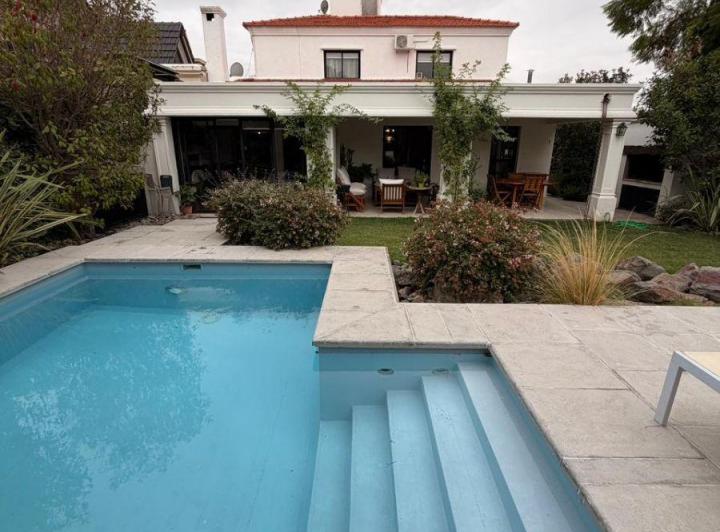 Casa · 262m² · 4 Ambientes · 2 Cocheras