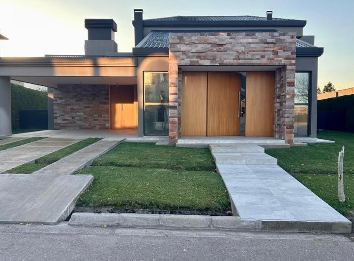 Casa · 300m² · 8 Ambientes · 4 Cocheras