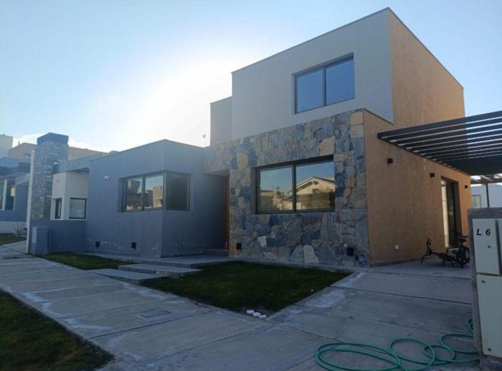 Casa · 197m² · 8 Ambientes · 1 Cochera
