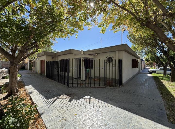 Casa · 230m² · 8 Ambientes · 3 Cocheras