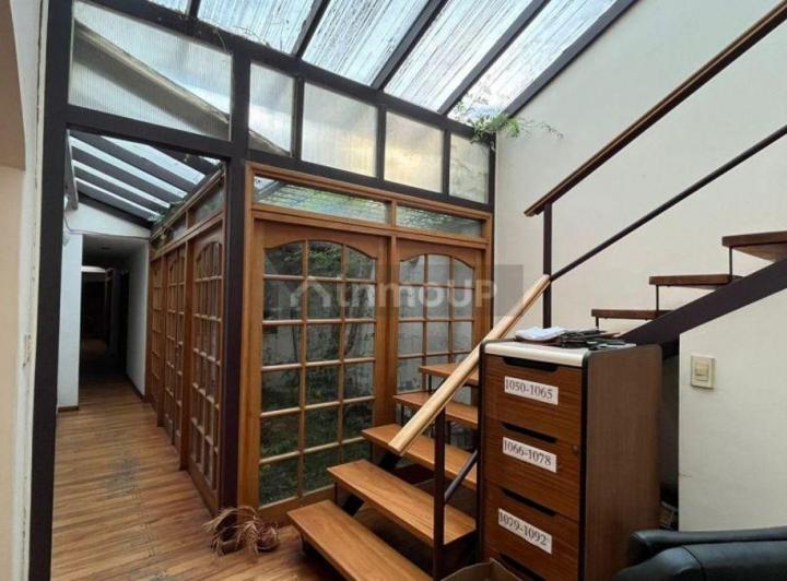 Casa · 257m² · 8 Ambientes · 1 Cochera