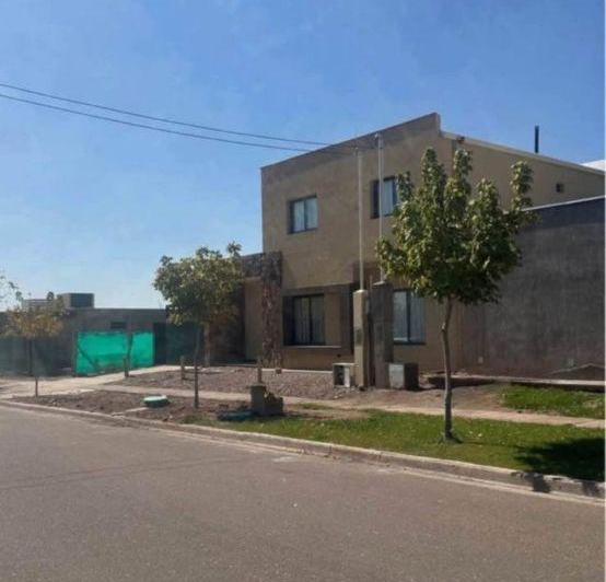 Casa · 236m² · 6 Ambientes · 2 Cocheras