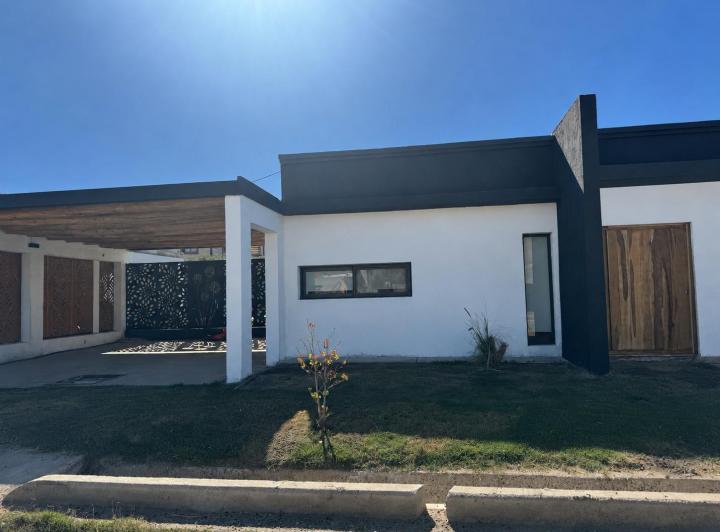 Casa · 225m² · 6 Ambientes · 2 Cocheras