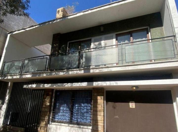 Casa · 230m² · 6 Ambientes · 1 Cochera