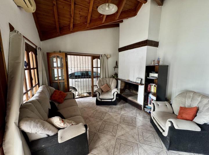 Casa · 220m² · 6 Ambientes · 2 Cocheras