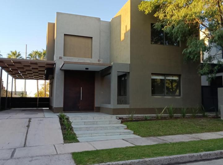 Casa · 550m² · 4 Dormitorios · 2 Cocheras