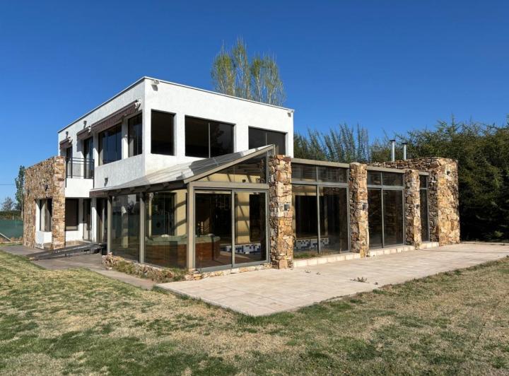 Casa · 320m² · 4 Ambientes · 3 Cocheras