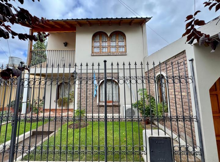 Casa · 130m² · 6 Ambientes · 1 Cochera