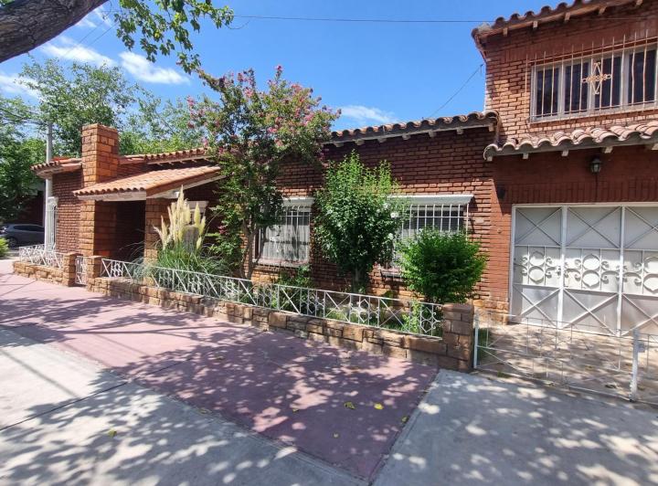 Casa · 200m² · 4 Dormitorios · 2 Cocheras