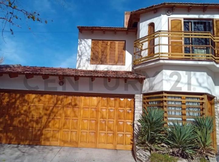 Casa · 200m² · 5 Ambientes · 2 Cocheras