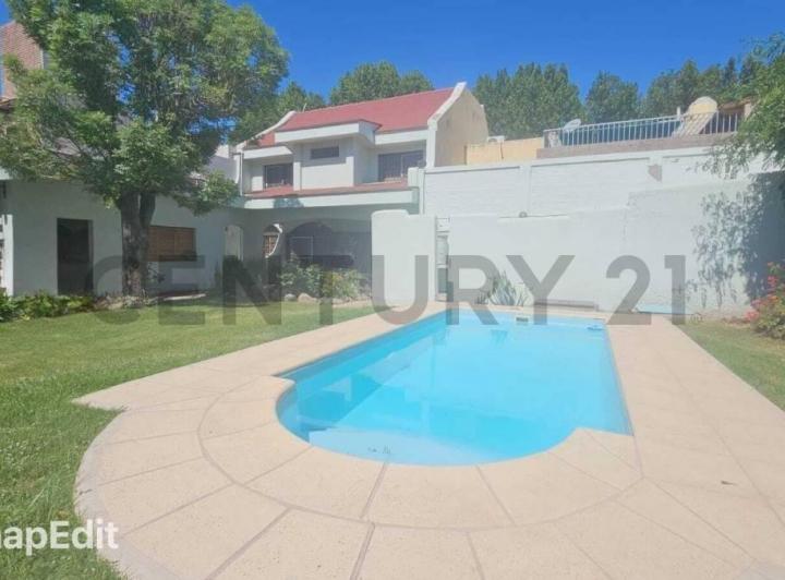 Casa · 320m² · 6 Ambientes · 2 Cocheras