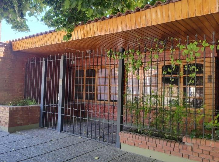 Casa · 330m² · 6 Dormitorios · 2 Cocheras