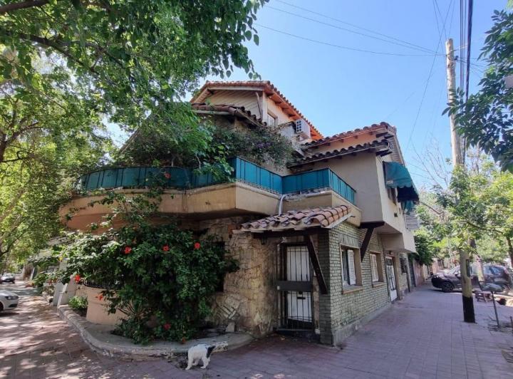 Casa · 320m² · 7 Dormitorios · 1 Cochera