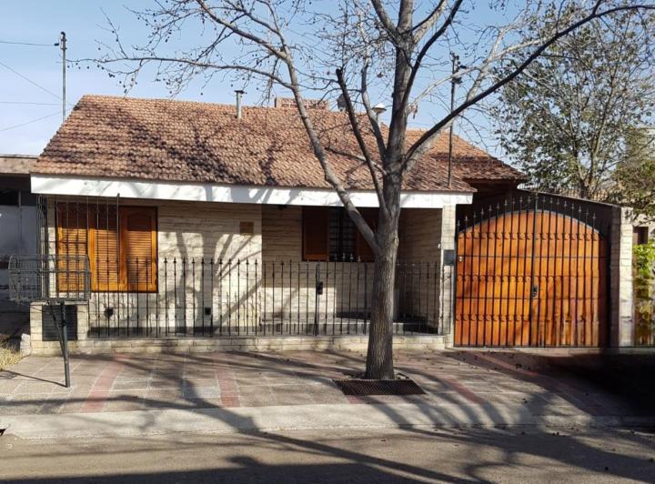Casa · 250m² · 6 Ambientes · 3 Cocheras