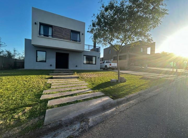Casa · 266m² · 6 Ambientes · 2 Cocheras