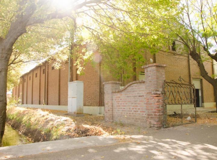 Bodega-Galpón · 2000m² · 8 Dormitorios · 6 Cocheras