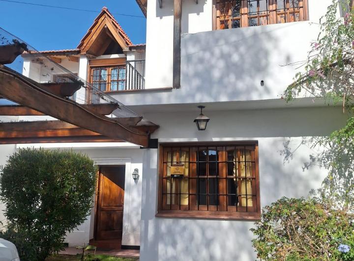Casa · 232m² · 7 Ambientes · 2 Cocheras