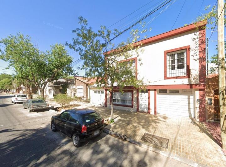 Casa · 230m² · 5 Ambientes · 1 Cochera