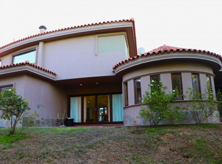 Casa · 960m² · 8 Dormitorios · 3 Cocheras