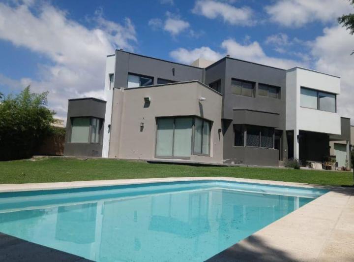 Casa · 495m² · 9 Ambientes · 2 Cocheras