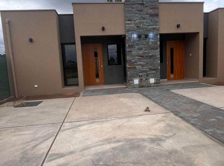 Casa · 83m² · 3 Ambientes · 2 Cocheras