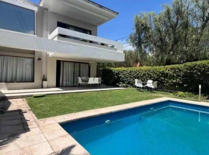 Casa · 200m² · 4 Ambientes · 1 Cochera