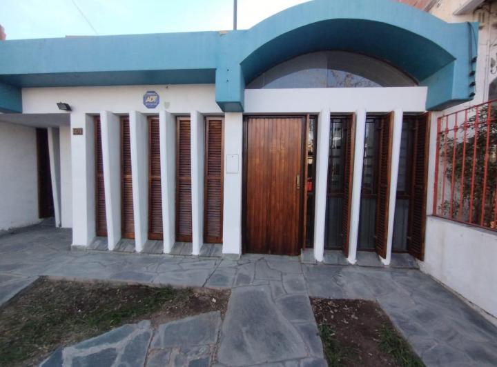 Casa · 180m² · 5 Ambientes · 1 Cochera