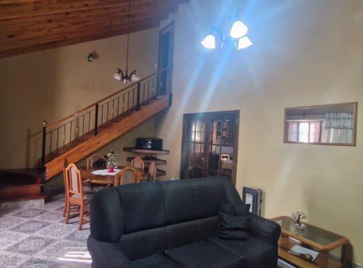 Casa · 219m² · 8 Ambientes · 1 Cochera