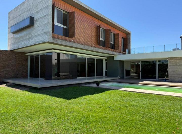 Casa · 360m² · 4 Dormitorios · 2 Cocheras