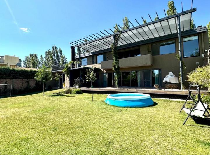 Casa · 445m² · 4 Dormitorios · 2 Cocheras