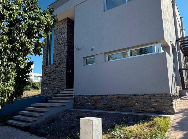 Casa · 226m² · 4 Dormitorios · 2 Cocheras